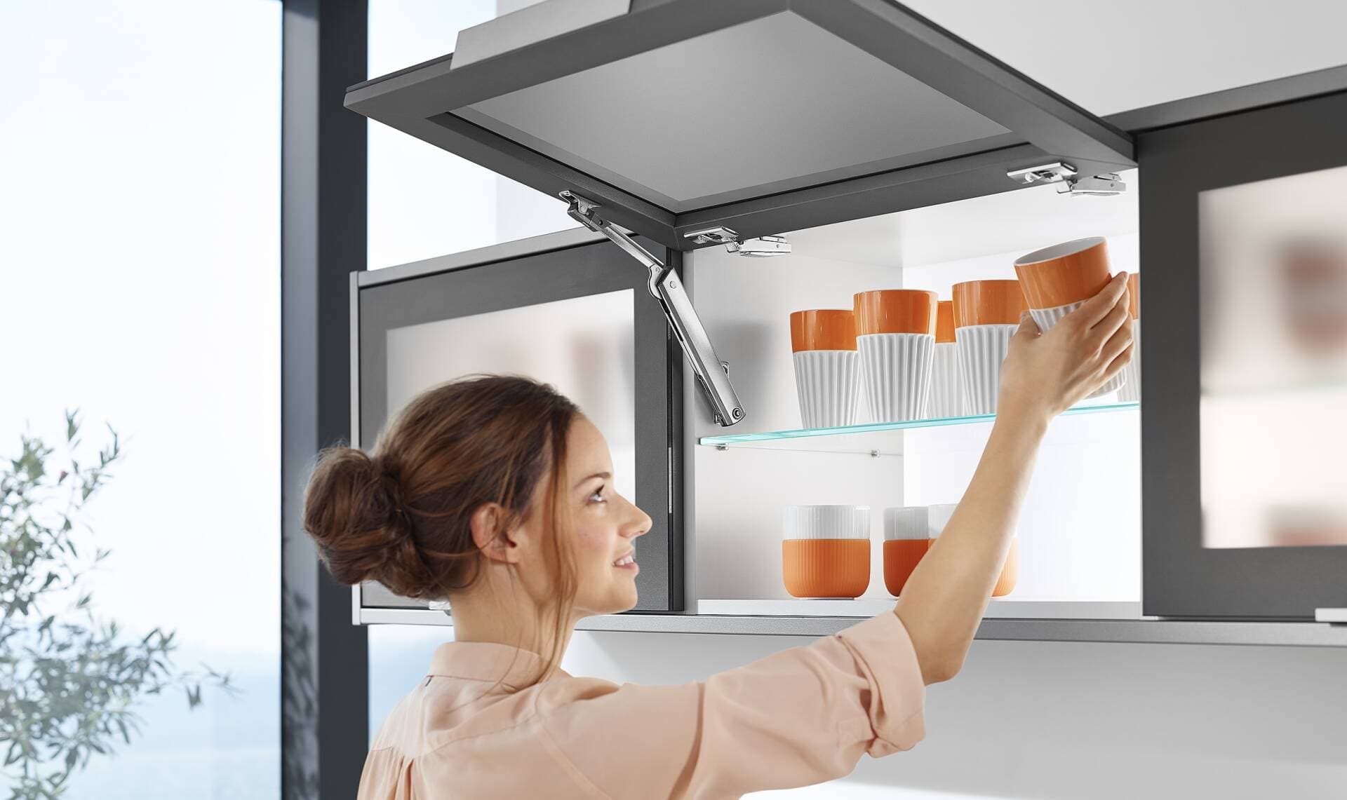 Tủ bếp treo tường nên làm cánh tay nâng hay cánh mở?