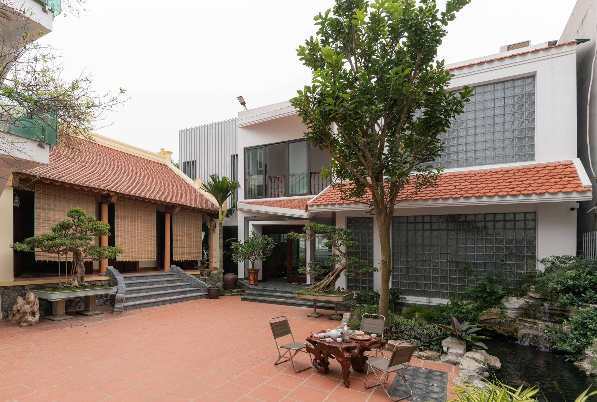 Nhà 2 tầng thiết kế mái ngói mộc mạc, vừa đáp ứng nhu cầu sống hiện đại, vừa hài hòa với nhà thờ họ liền kề
