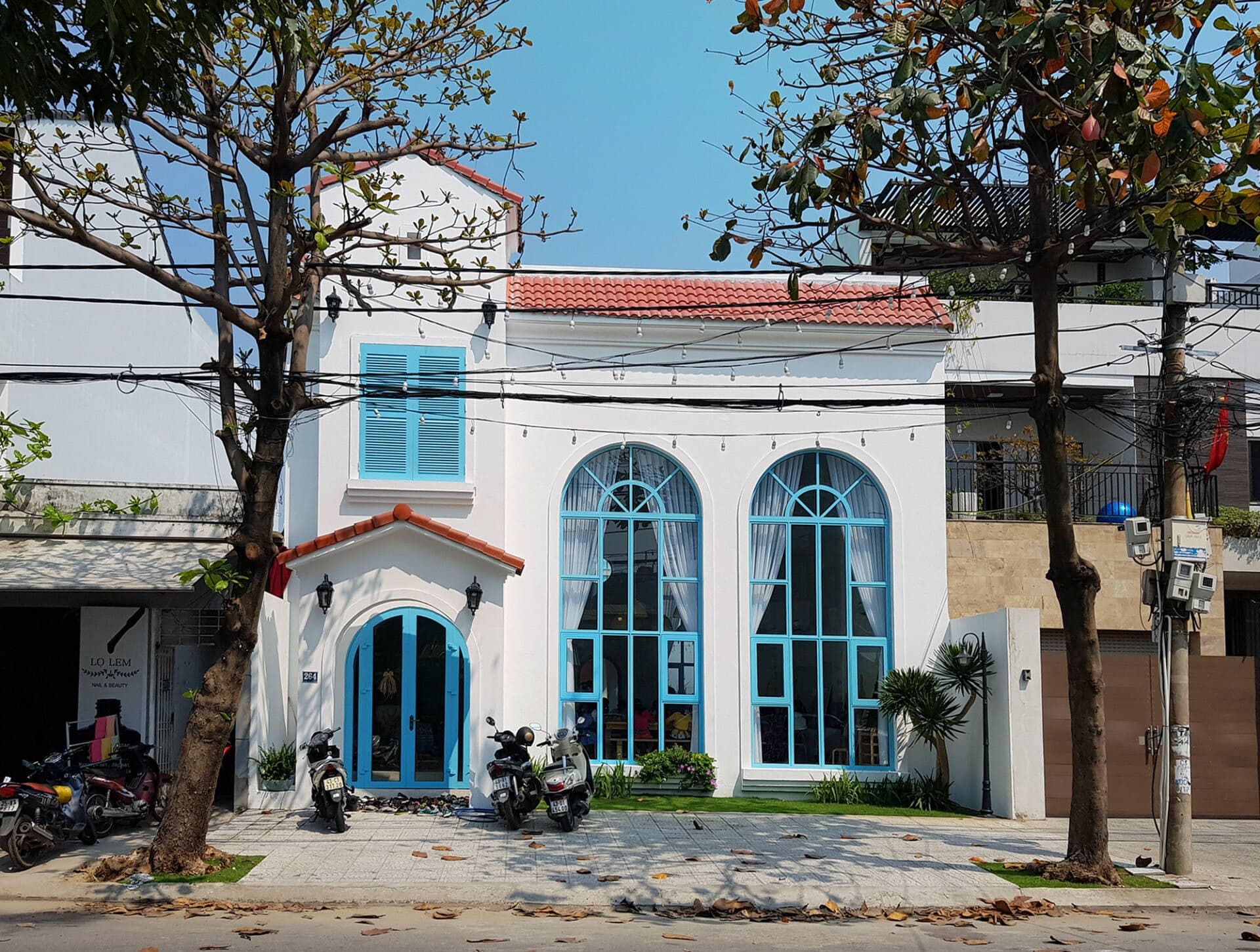 Ngắm ngôi nhà 2 tầng đẹp như lâu đài cổ tích của vợ chồng kiến trúc sư, vừa để ở vừa làm lớp dạy vẽ