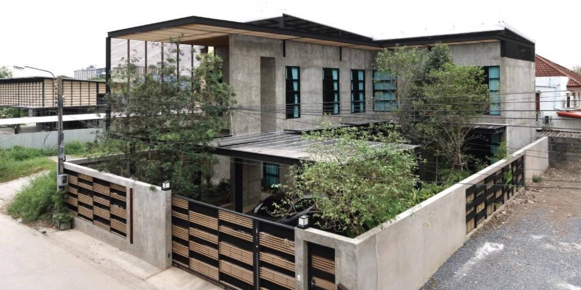 Nhà 2 tầng thiết kế đáp ứng nhu cầu sống thảnh thơi của gia chủ, trồng cây, chăm hoa và đi dạo trong vườn mỗi ngày