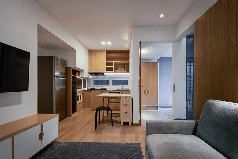 Nhà 2 tầng thiết kế vừa ở vừa kinh doanh, chỉ có 30m2 dành cho phòng khách và bếp nhưng vẫn ổn