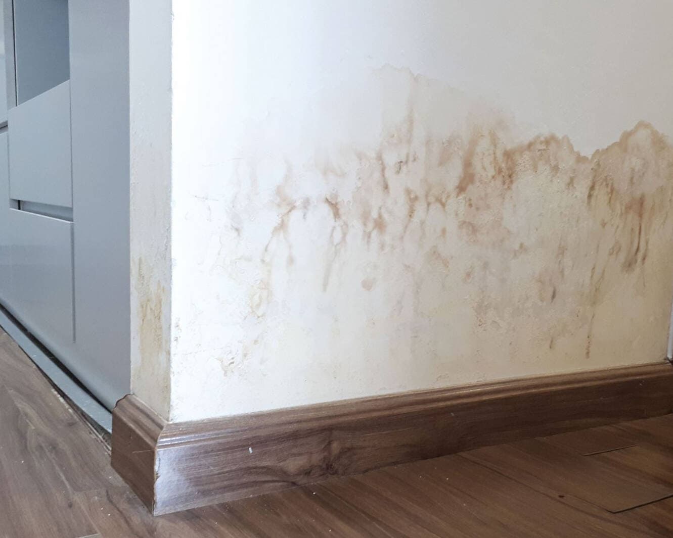 Xử lý thế nào để tường nhà ngừng thấm dột nhanh nhất