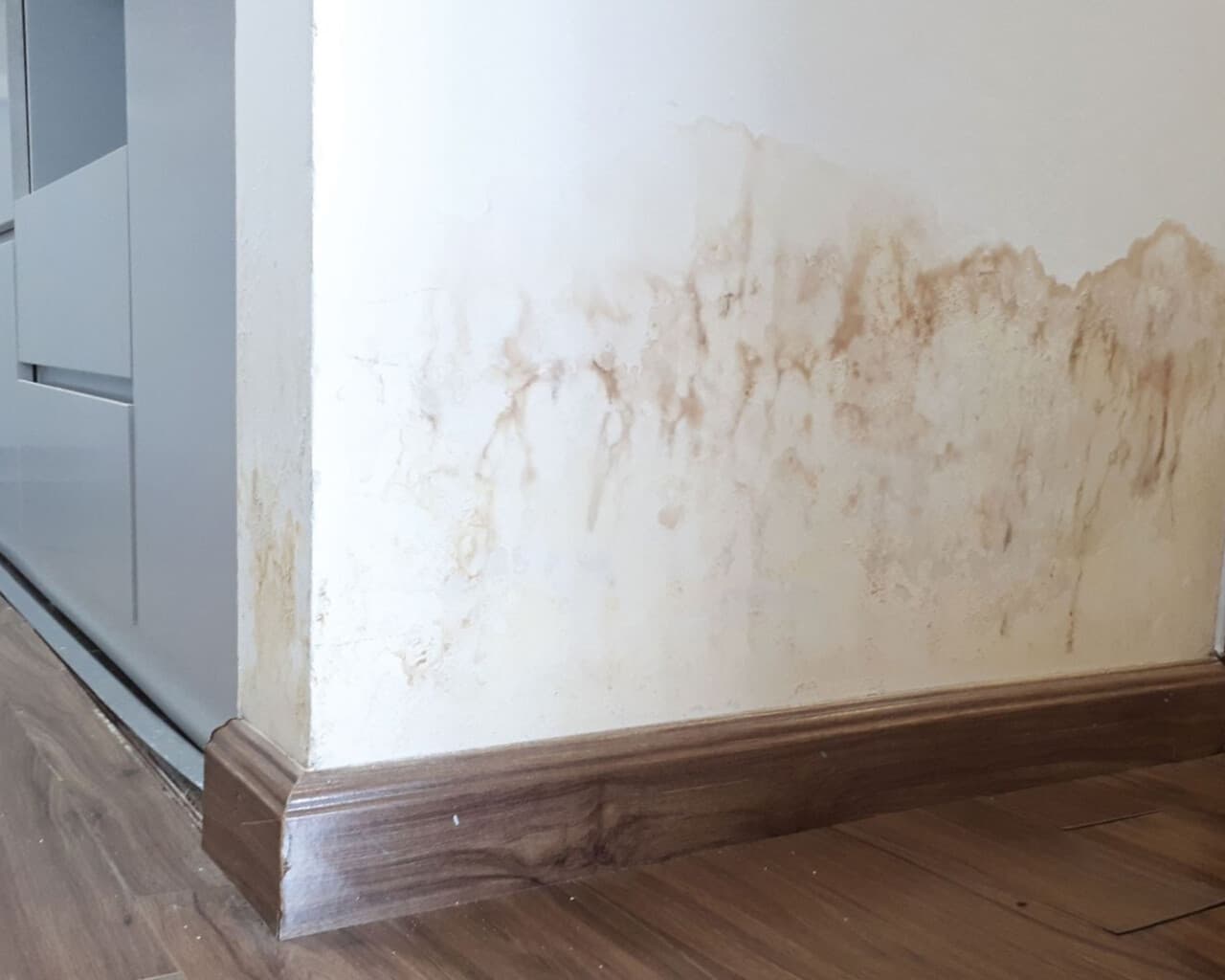 Xử lý thế nào để tường nhà ngừng thấm dột nhanh nhất