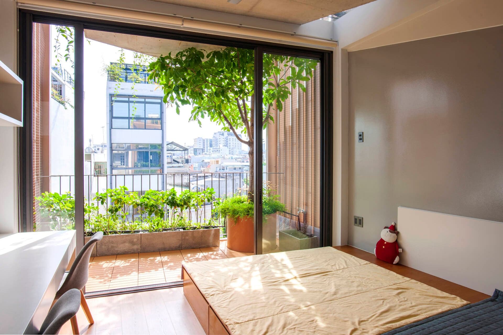 TOP 10 nhà phố sở hữu thiết kế ban công đẹp thoáng và hữu dụng, xứng đáng để tham khảo và học hỏi