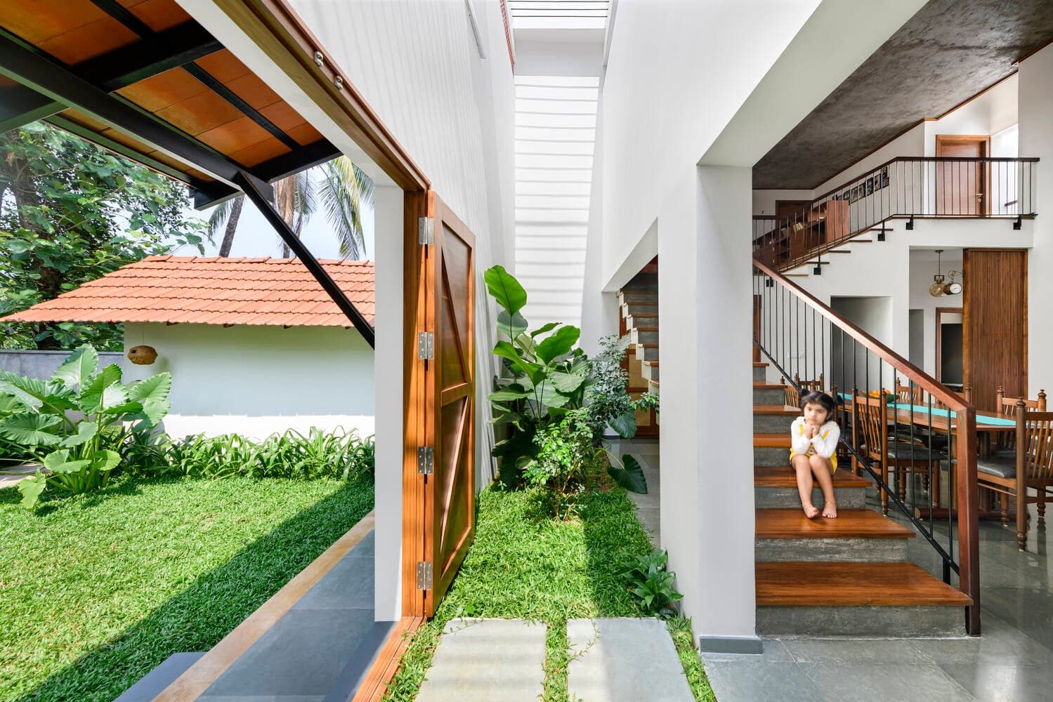 Nhà 2 tầng 1 lửng ghi điểm nhờ lợi thế đất rộng, nằm giữa thị trấn sầm uất mà trong nhà vẫn bình yên như ở quê