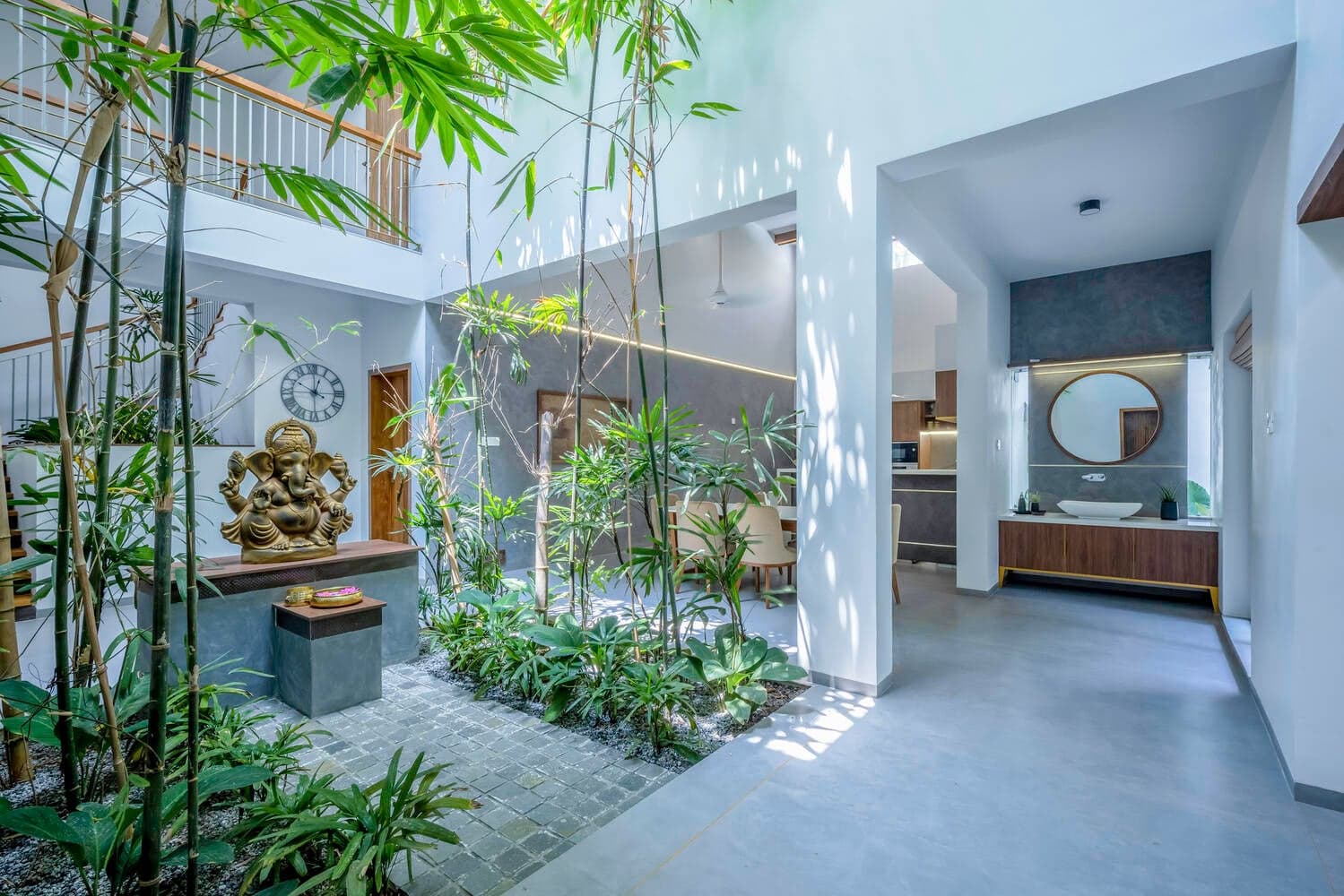 Void House - Ngôi nhà 2 tầng ngập sáng và gió nhờ 4 mặt tiếp xúc với thiên nhiên