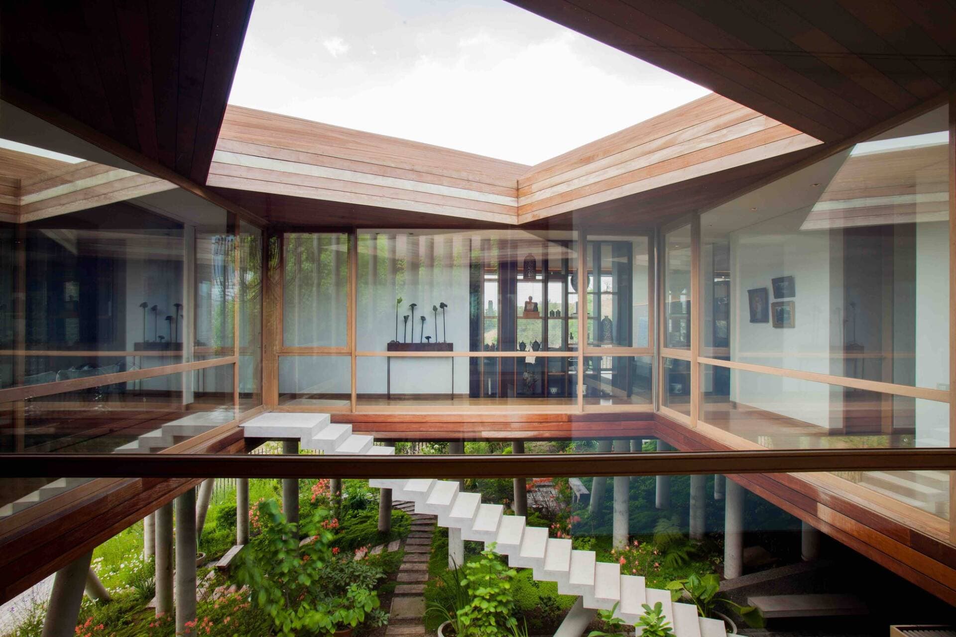 Esmeralda House - Ngôi nhà nằm “lơ lửng” với khoảng giếng trời lộ thiên hình vuông độc đáo