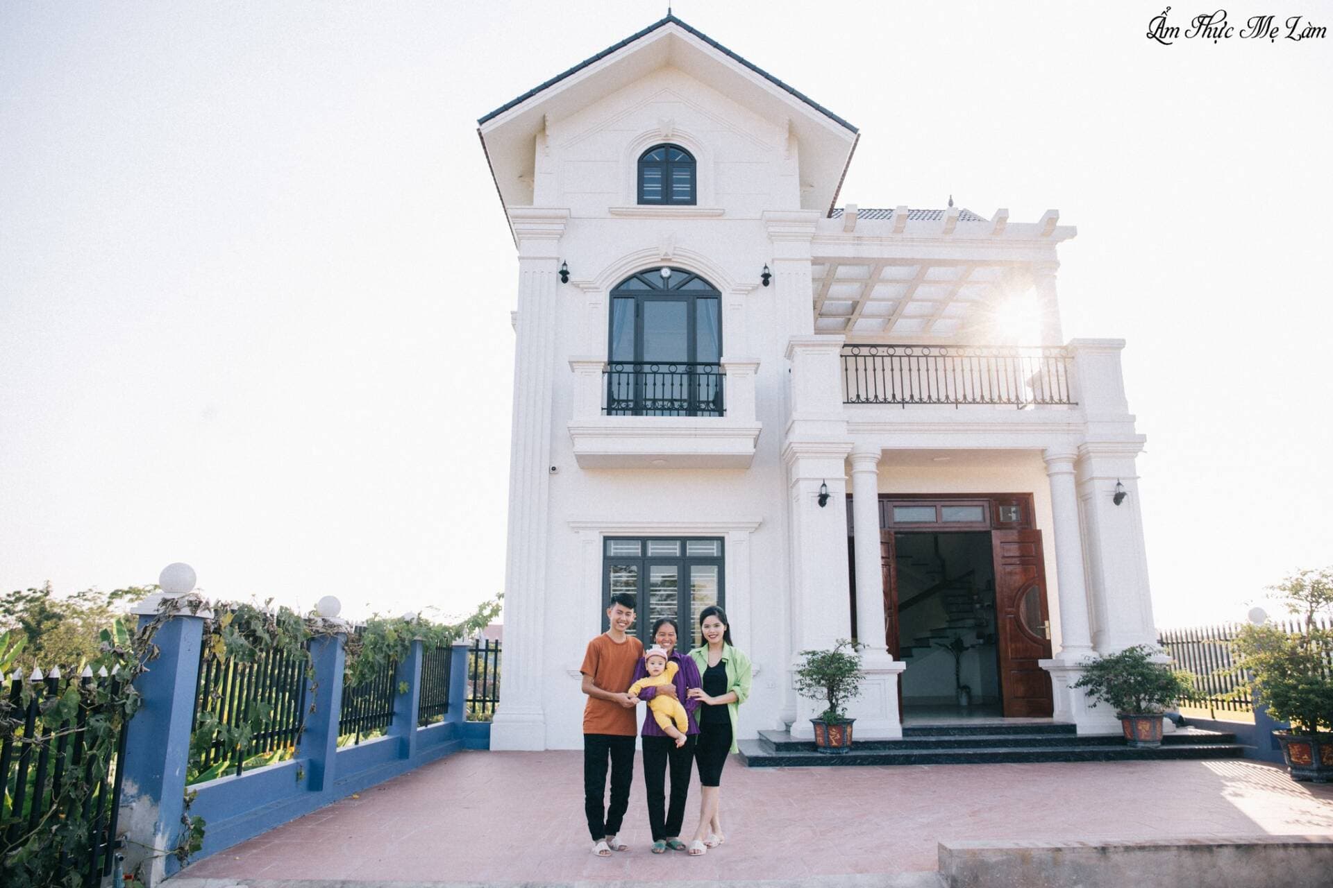 Sau 8 năm nỗ lực, chủ kênh “Ẩm thực mẹ làm” xây nhà 3 tỷ khang trang tặng mẹ mà không phải vay mượn ai