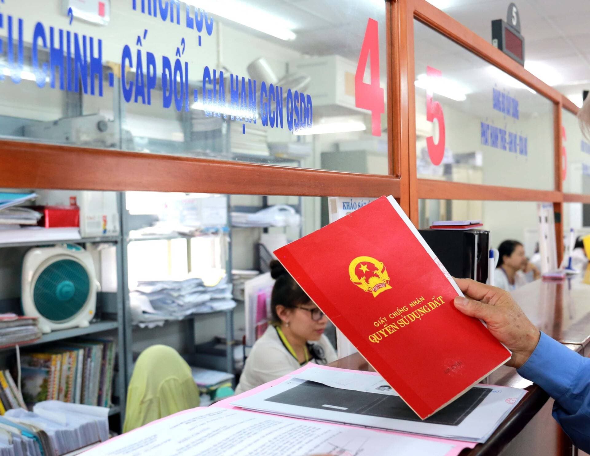 Cán bộ cấp “sổ đỏ” phải định kỳ chuyển đổi vị trí công tác từ ngày 6/2/2023