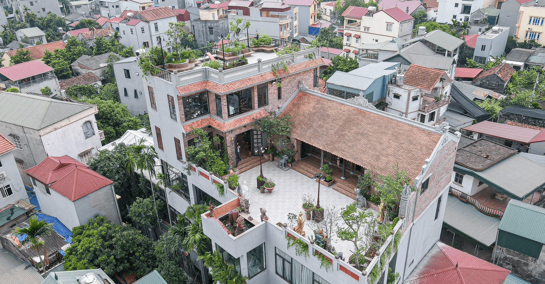 Vợ chồng Hà Nội chi 10 tỷ đồng để đưa nhà cổ 100 tuổi lên nóc biệt thự