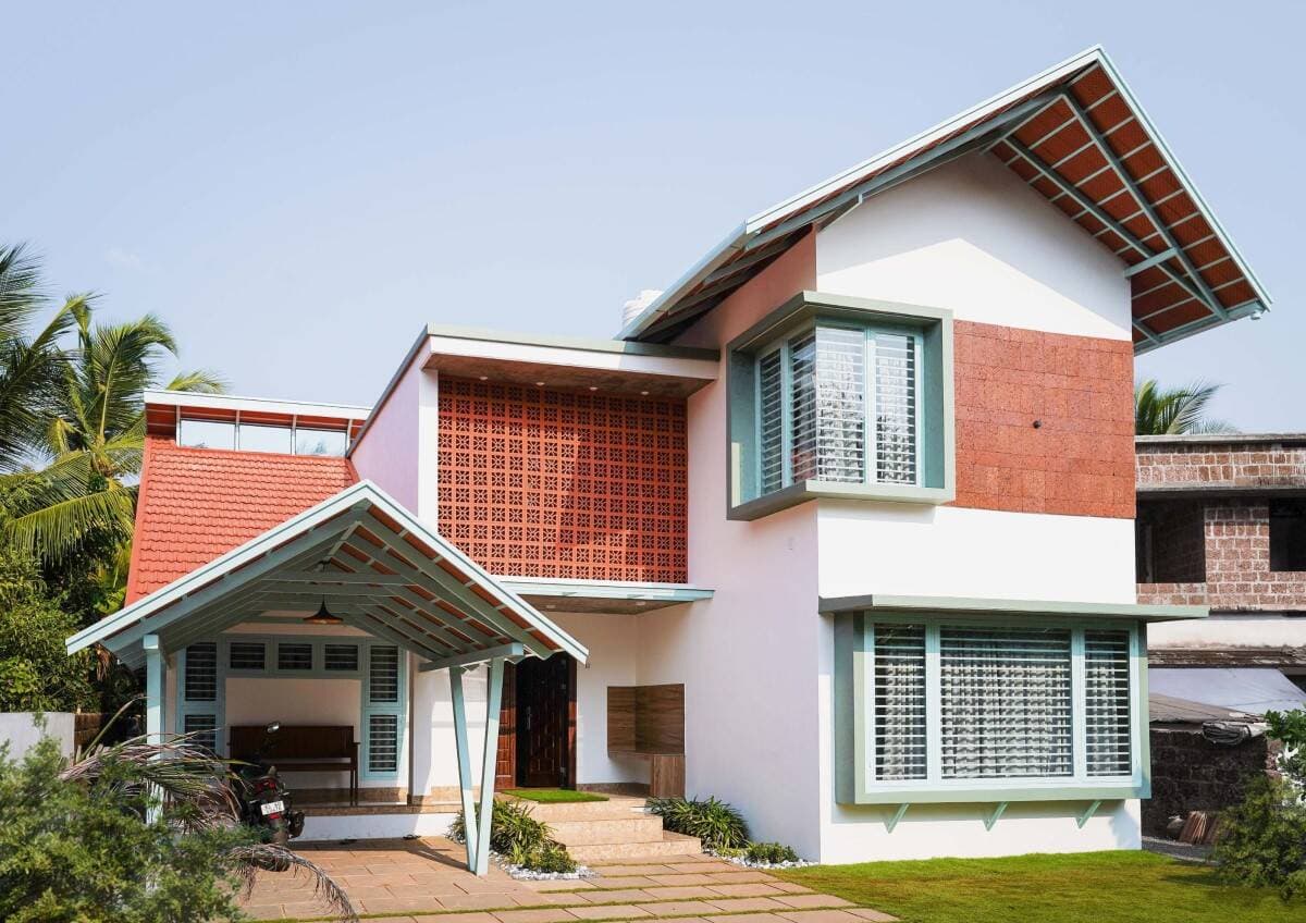 Nhà mái Thái ứng dụng nhiều cửa sổ, giếng trời để kết nối tối đa với thiên nhiên