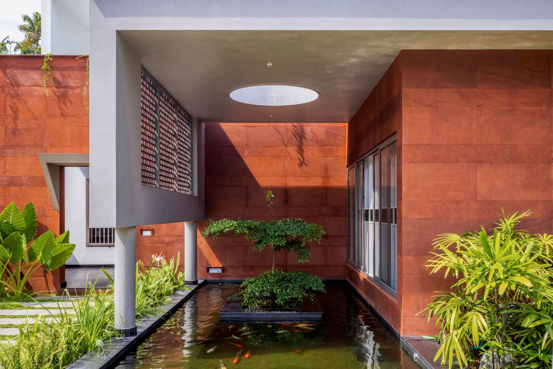 Gia chủ xây nhà lùi sâu mặt đường vì muốn riêng tư tuyệt đối nhưng vẫn có khoảng mở với thiên nhiên