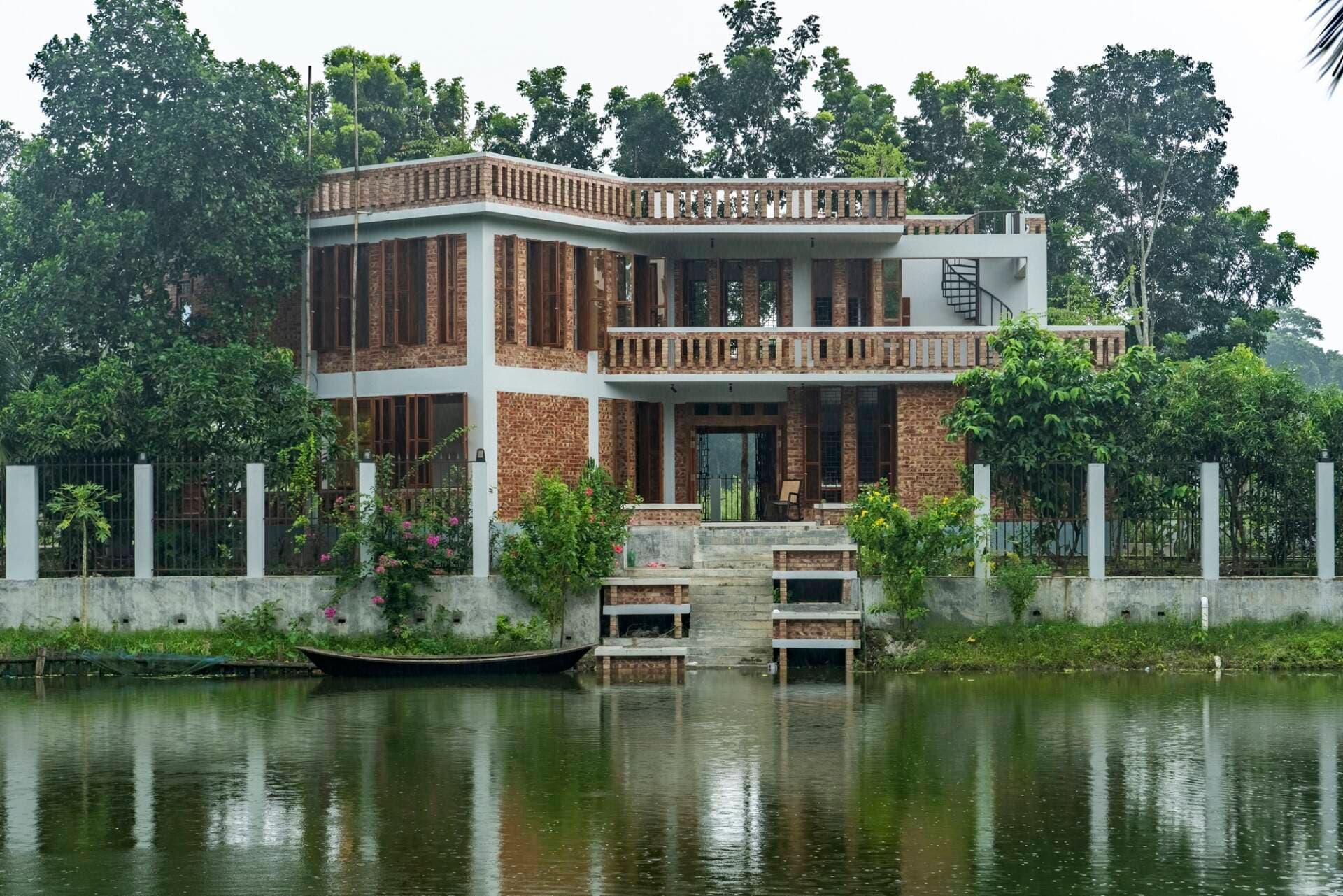 Ngôi nhà tựa như tác phẩm kiến trúc bằng gạch, cân bằng giữa không gian sống với nhu cầu tương tác cộng đồng và văn hóa