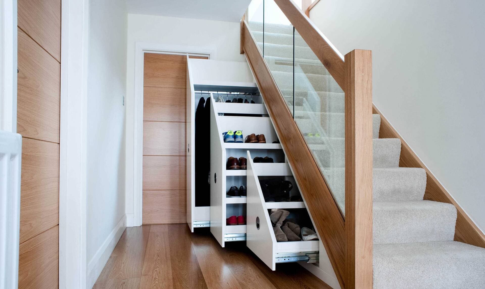 Cách khắc phục độ ẩm cho phòng dưới cầu thang để giữ quần áo luôn khô ráo
