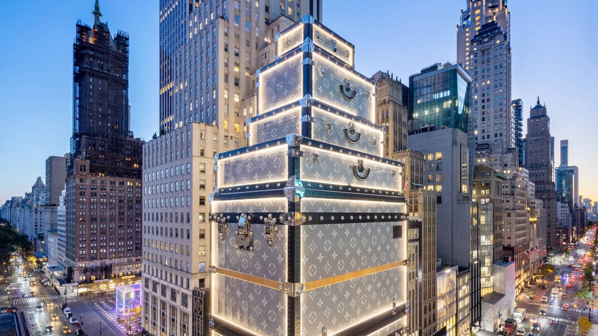 Cửa hàng flagship Louis Vuitton gây ấn tượng với thiết kế chồng vali khổng lồ