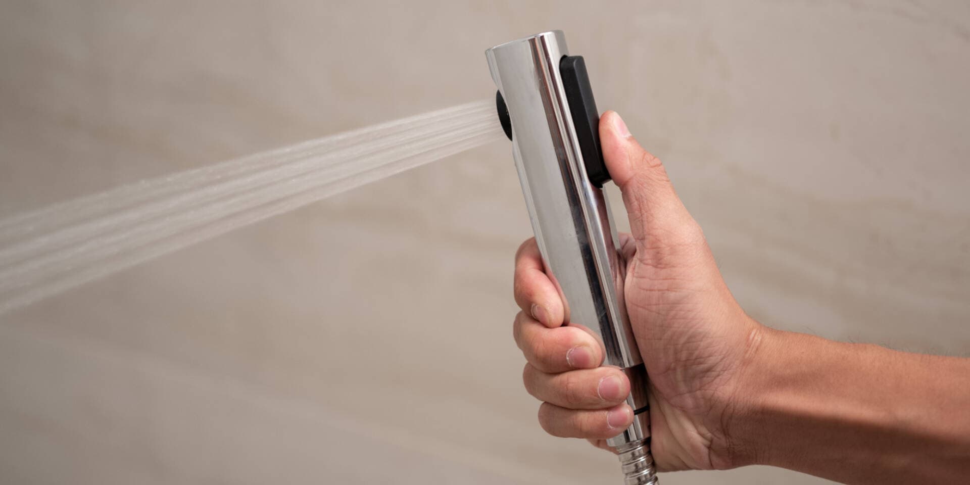 Chọn vòi xịt vệ sinh thế nào để bền lâu, tiết kiệm nước mà vẫn sạch tối ưu?