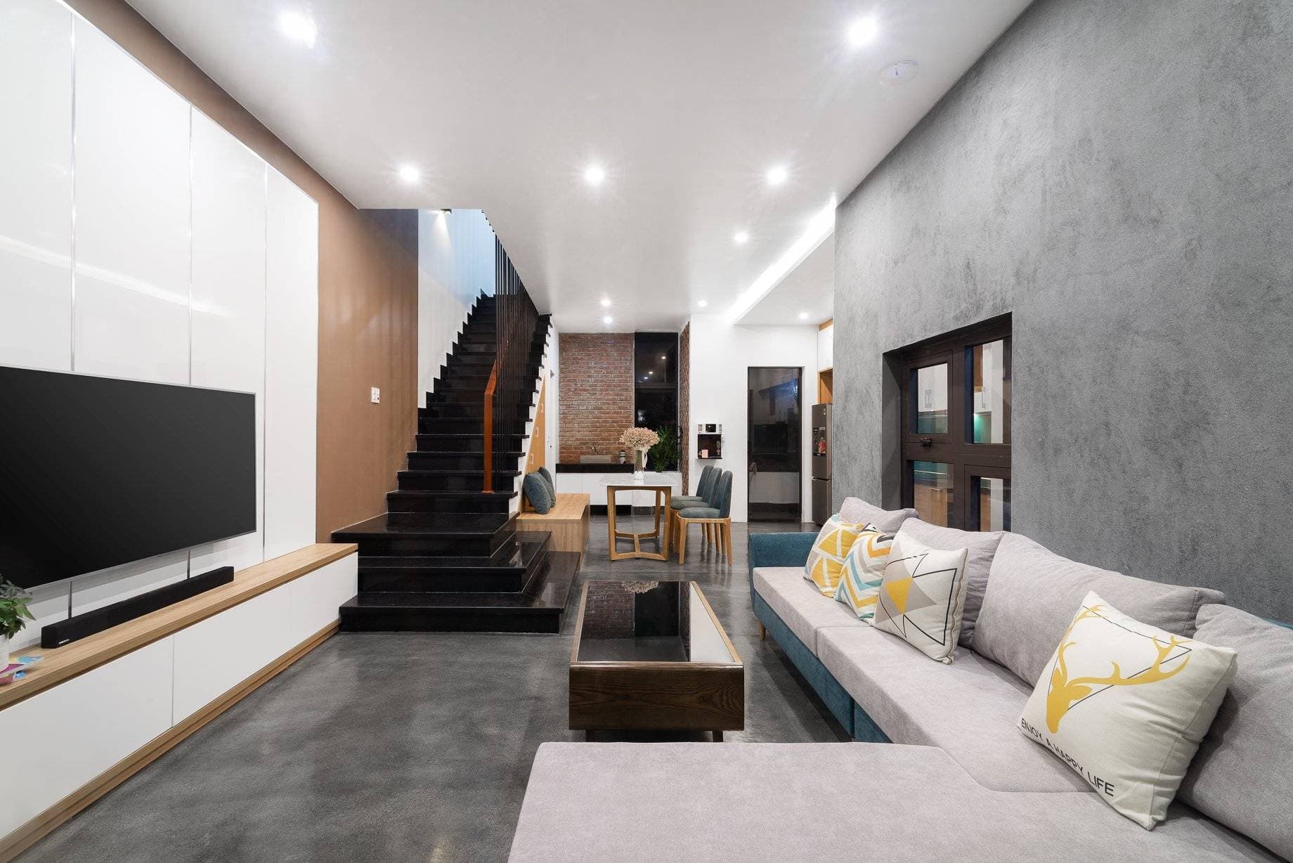 Tường Vi House: Ngôi nhà thơ mộng ở Quảng Bình với giếng trời và cây tường vi giữa lòng nhà