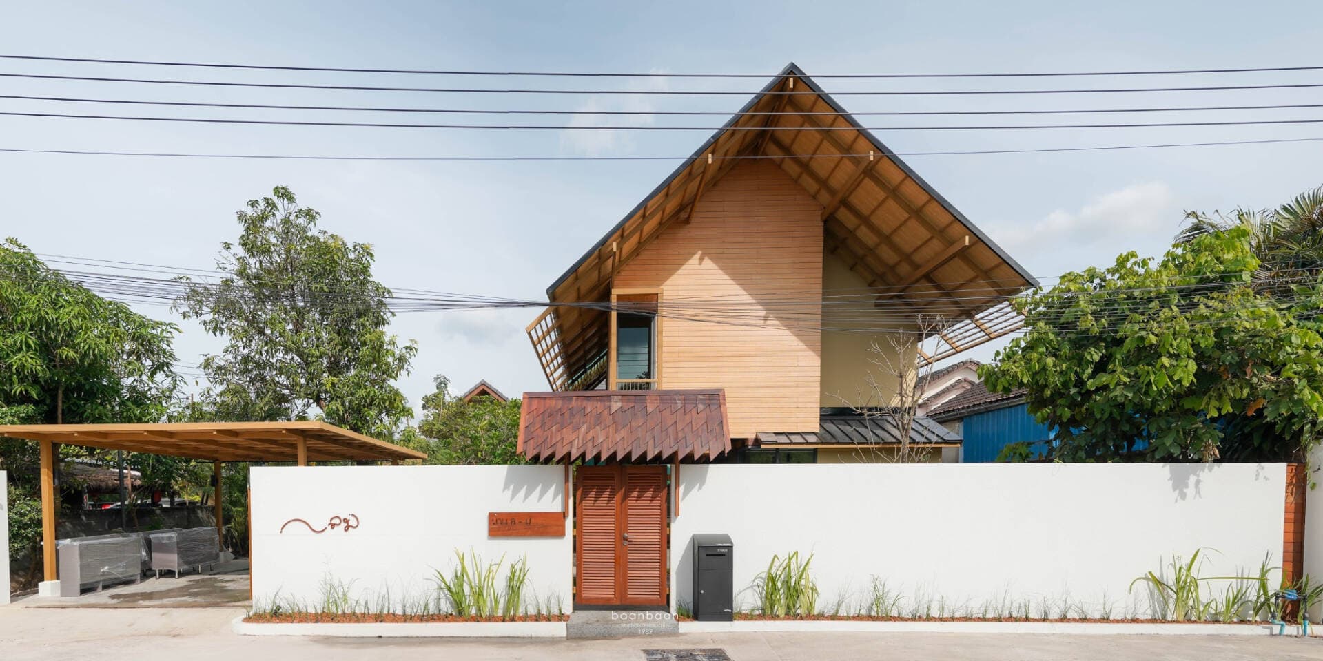 Nhà 2 tầng House L~M tái cấu trúc mái nhà để làm mới toàn bộ không gian sống