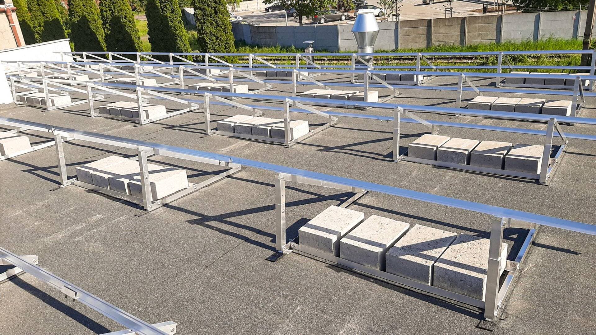Xử lý vị trí bắn vít thế nào để không bị thấm khi lắp điện mặt trời trên sàn mái?