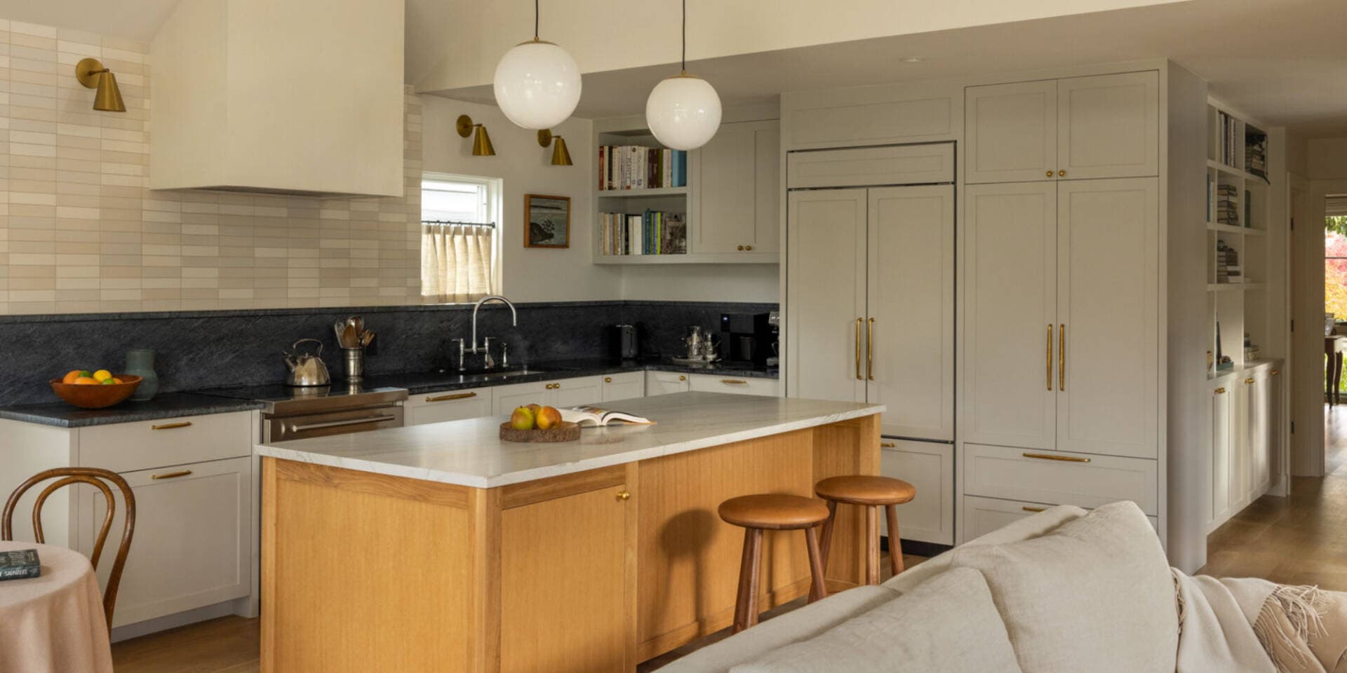 Nhà 1 tầng 1 lửng tại Seattle thiết kế gác lửng và mái dốc để mở rộng không gian sống