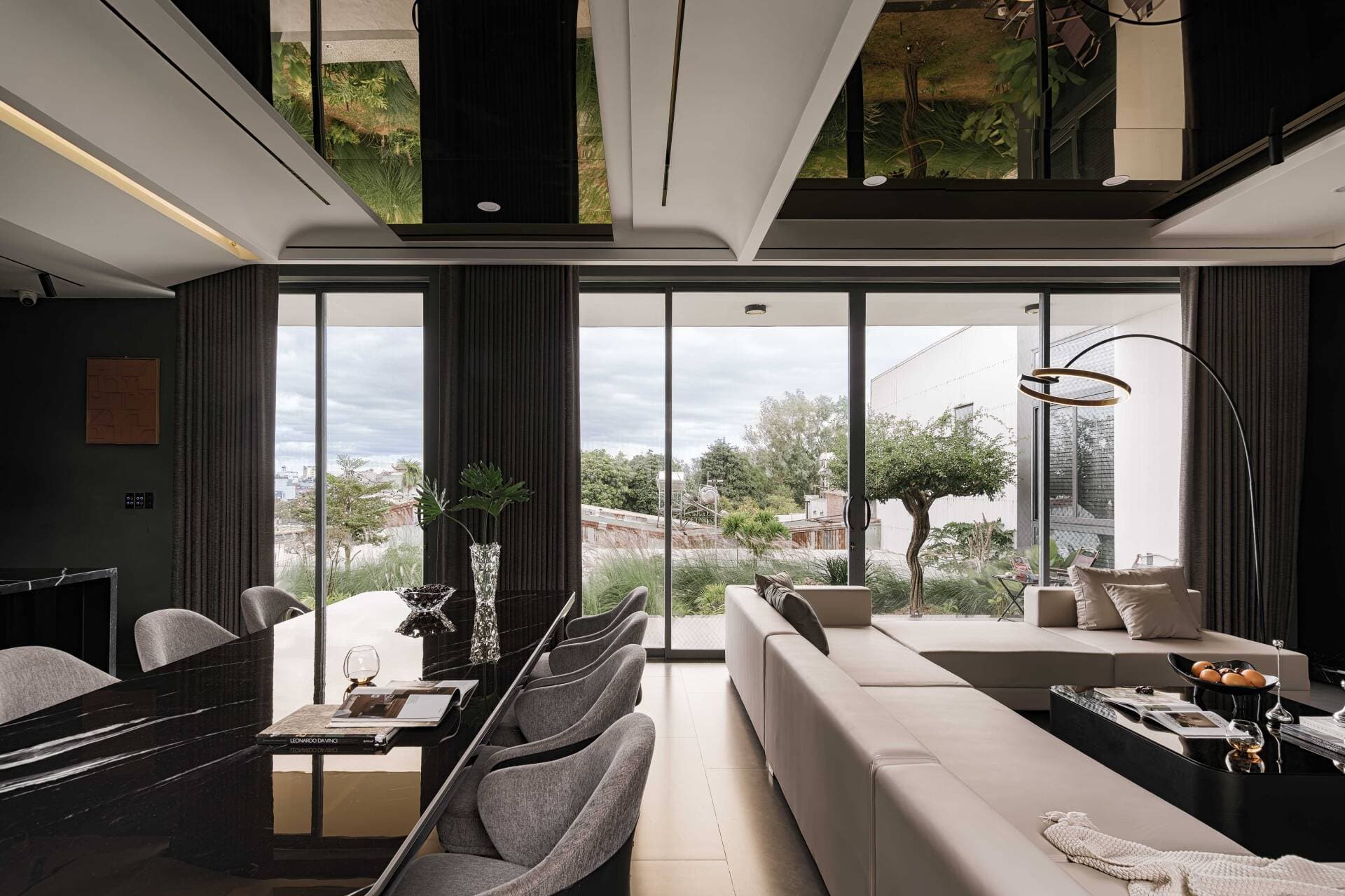 Black House ở Gia Lai dùng sắc tối để tạo cảm giác bình yên