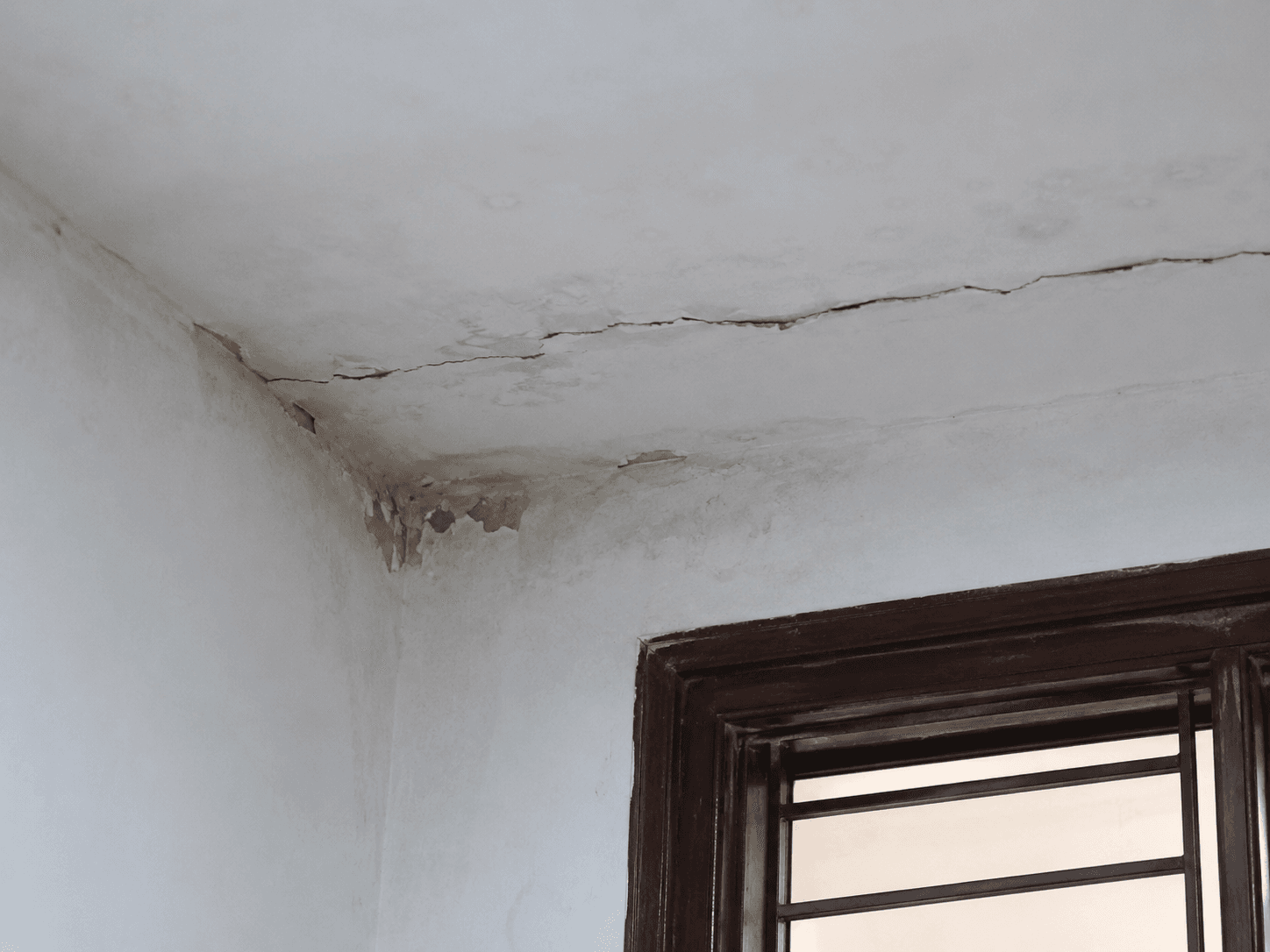 Nứt tường thế nào là nguy hiểm? Dấu hiệu cần kiểm tra ngay trước mùa mưa bão