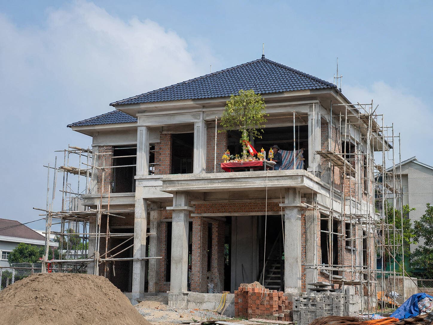 Cất nóc nhà là gì? Lễ cất nóc nhà gồm những gì và thủ tục cần biết