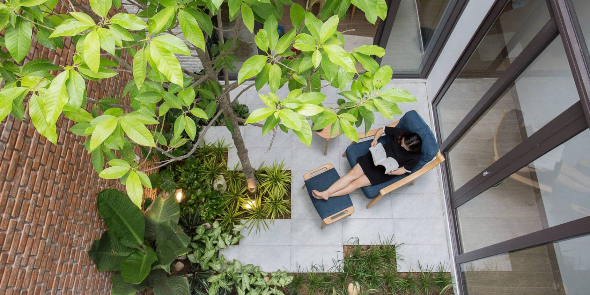 Nhà phố 2 tầng 100m2 tại Đà Nẵng ngập tràn ánh sáng nhờ khu vườn giữa nhà
