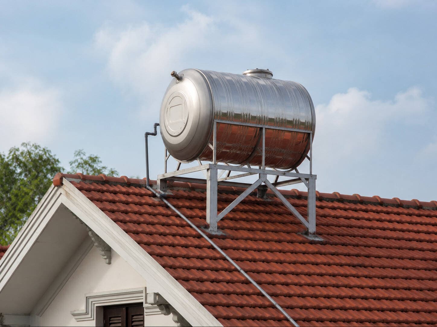 Nên để bồn nước trong nhà hay ngoài trời? Cách chọn vị trí an toàn