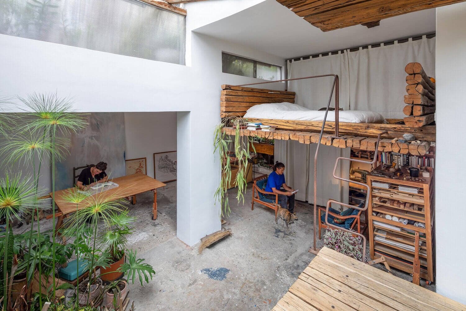 Ngôi nhà tái chế giữa lòng đô thị, tận dụng vật liệu cũ để tạo không gian sống linh hoạt