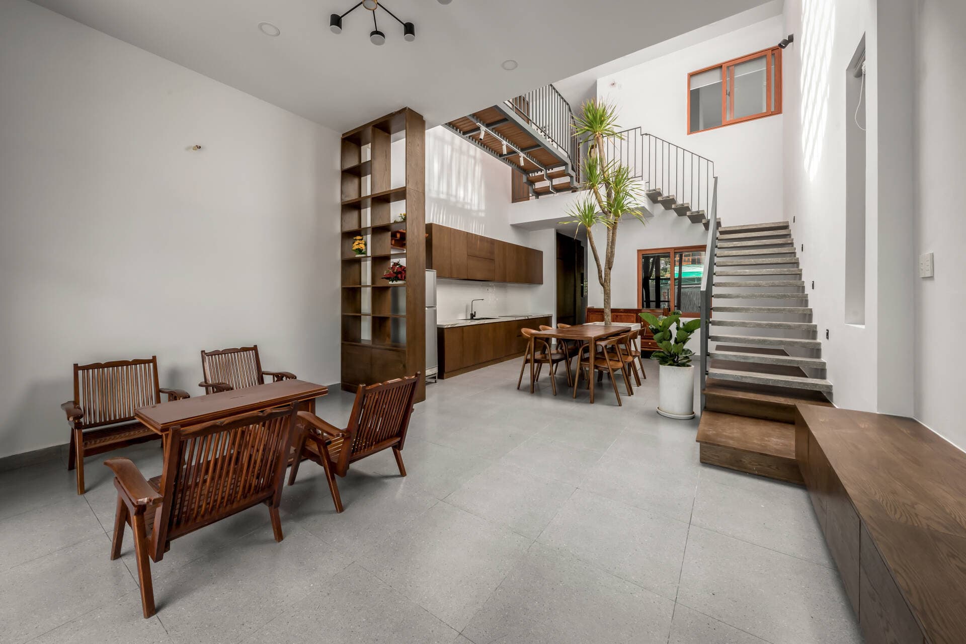 Nhà 2 tầng ngang 5m tại Cam Ranh, thiết kế giếng trời hình tròn trên bếp để thoát mùi nấu nướng nhanh chóng