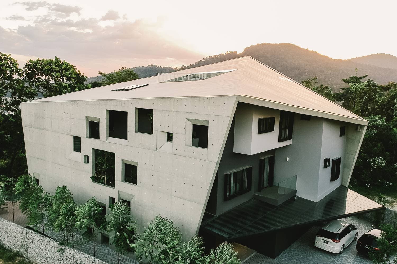 The Window House - Ngôi nhà nhiều cửa sổ mang cấu trúc kính viễn vọng với lớp vỏ bê tông