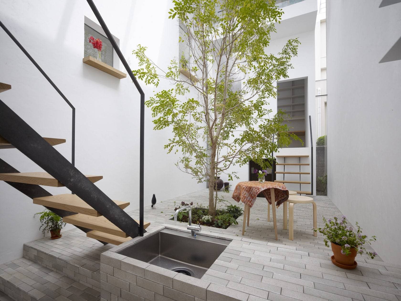 Ngôi nhà ống 54m2 sở hữu khoảng sân xanh mướt giữa lòng phố thị