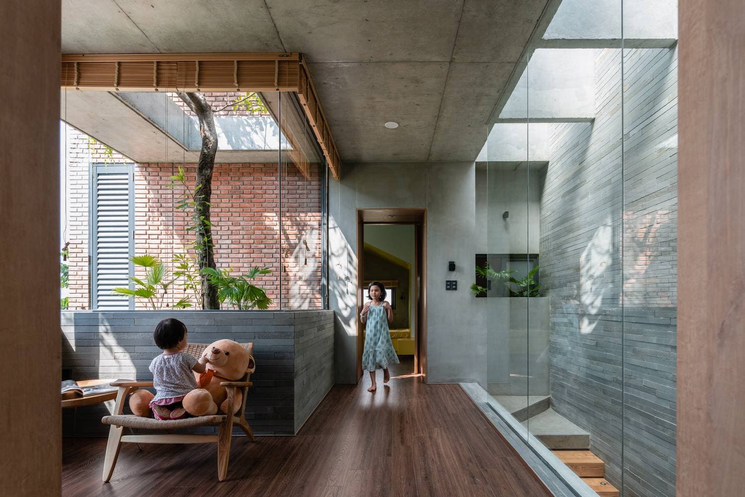 Chivi house thô mộc, gần gũi thiên nhiên là nơi để 2 cô con gái nhỏ lớn lên