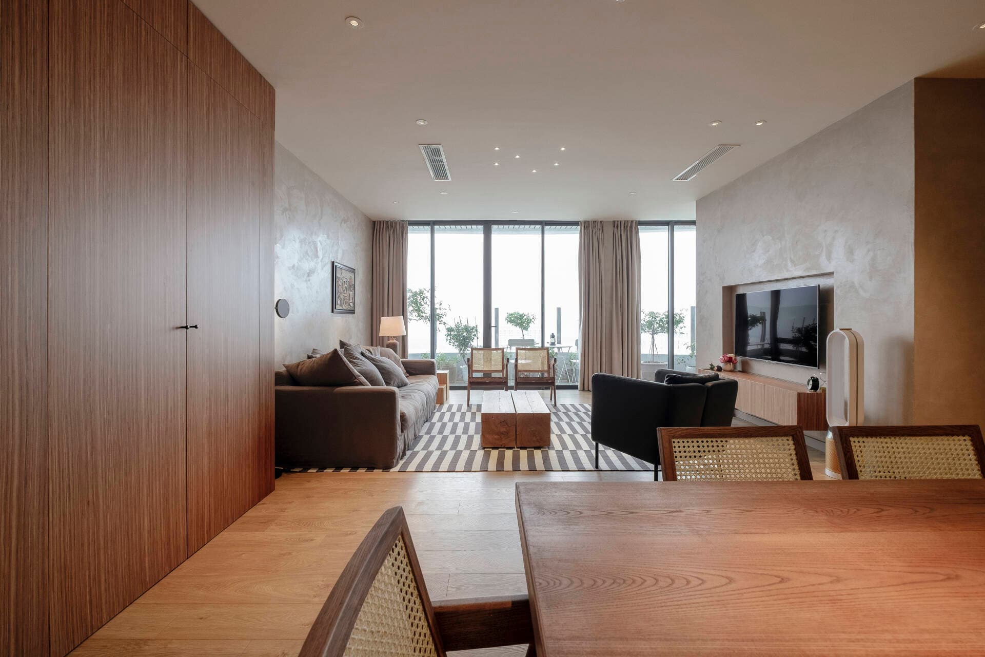 Thiết kế thô mộc mang đến sự tĩnh lặng yên bình trong căn hộ 120m2 của một gia đình trẻ