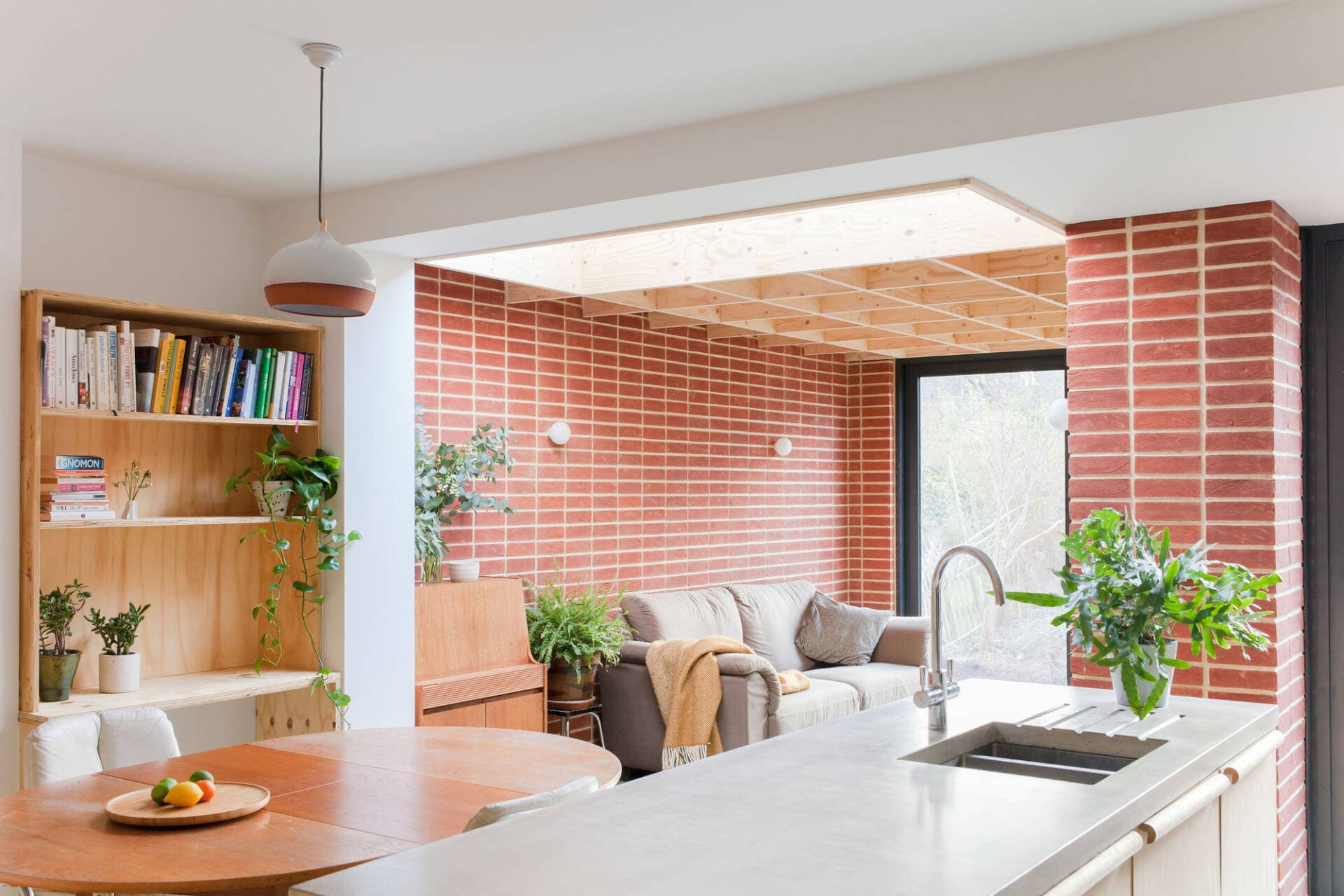 Mở rộng không gian phía sau nhà, Hive House đẹp lạ với vẻ sống động, ngập tràn ánh sáng