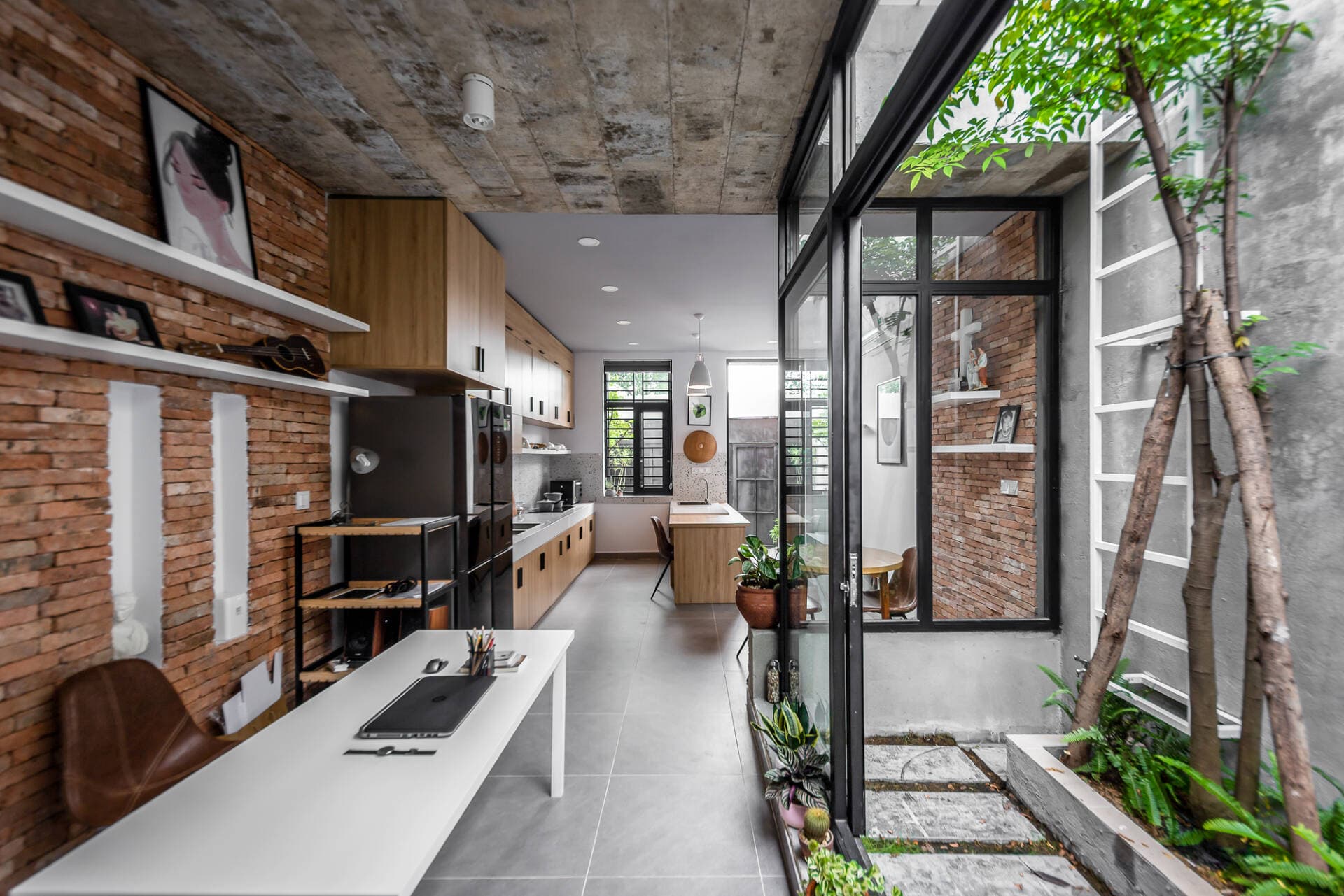 Nhà ống 94m2 không có phòng khách của cặp vợ chồng trẻ tại Đồng Nai, gây ấn tượng bởi 3 khoảng sân trong xanh mát