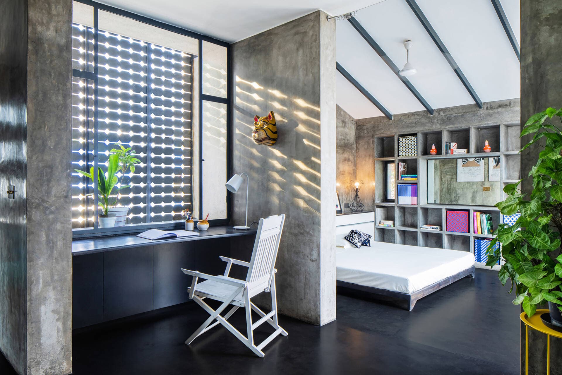 Maison Kochi - Nhà 2 tầng gây ấn tượng nhờ thiết kế tường xi măng đánh bóng và hệ thống làm mát thụ động hiệu quả