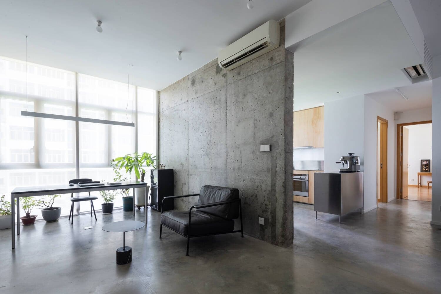 Căn hộ 105m2 tại Sài Gòn thiết kế theo thói quen và sở thích riêng của cặp vợ chồng nghệ sĩ