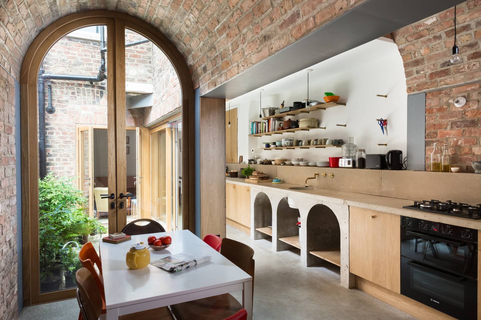 Căn nhà gạch nung đậm nét cổ điển của giám đốc bảo tàng tại London