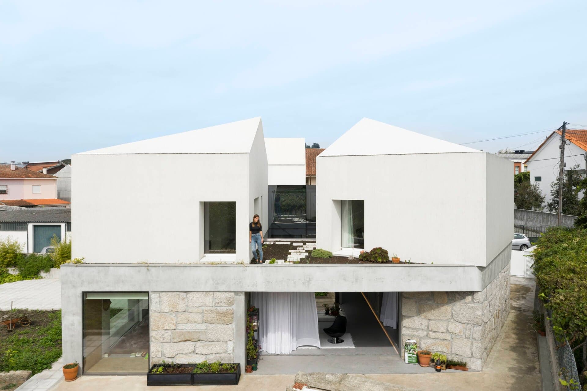 Nhà “tương phản” 350m2, tầng 1 ốp đá granite thô mộc, tầng 2 thiết kế phần lớn là không gian sân vườn