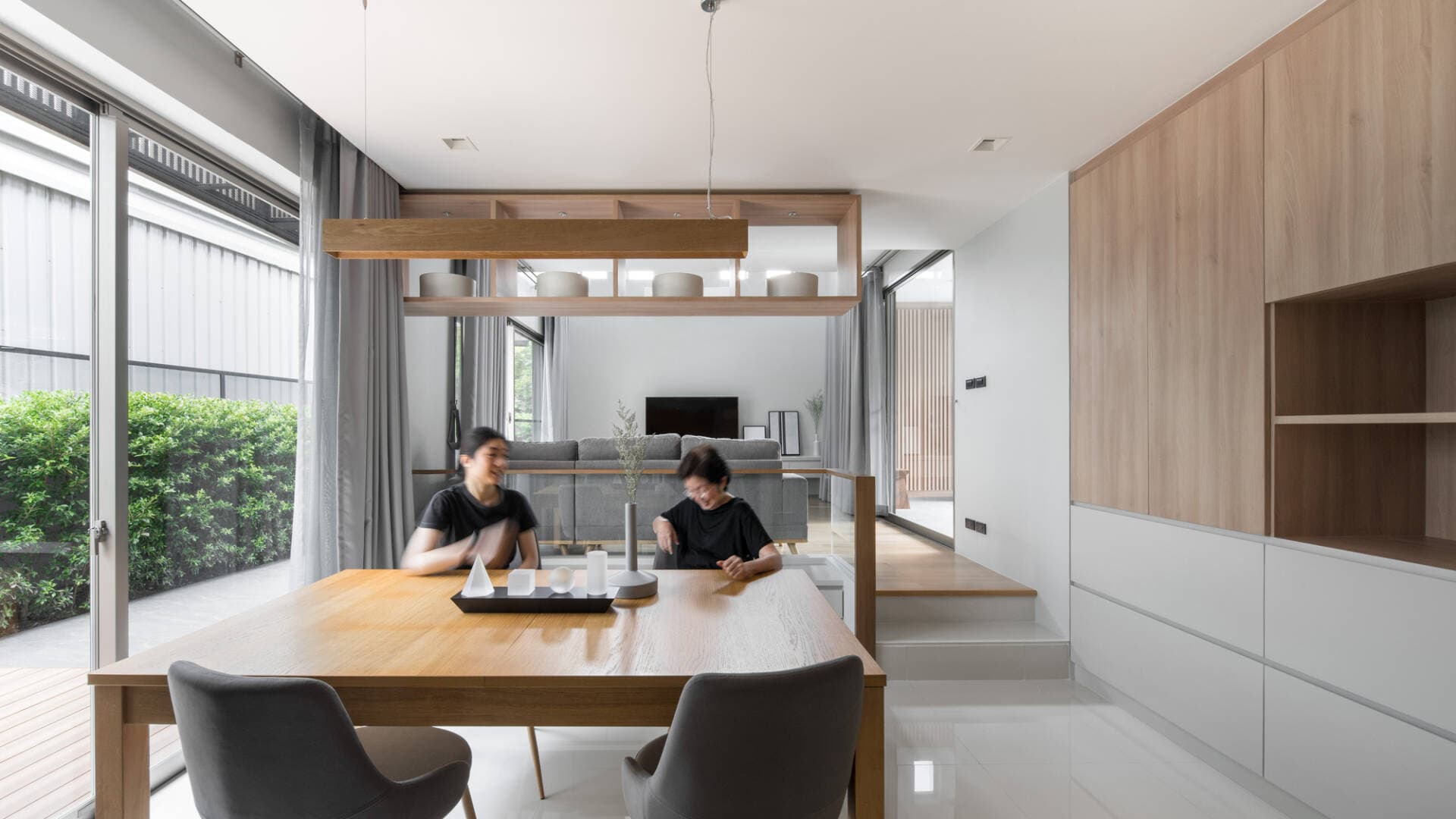 Ngôi nhà của gia chủ thích riêng tư và không muốn nhiều nắng