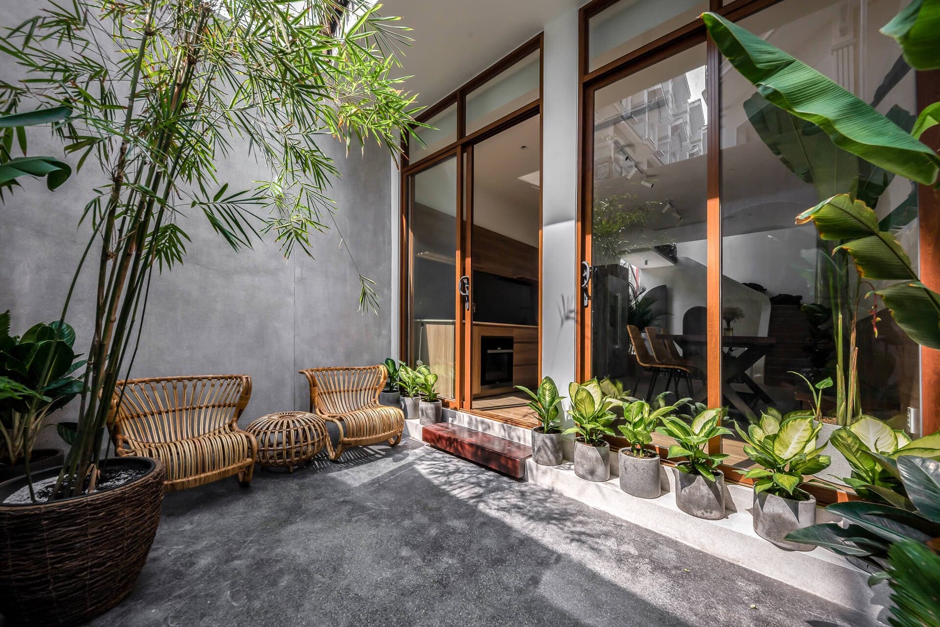 Nhà trong hẻm 48m2, thiết kế để nắng sớm đánh thức gia chủ thay vì chuông điện thoại