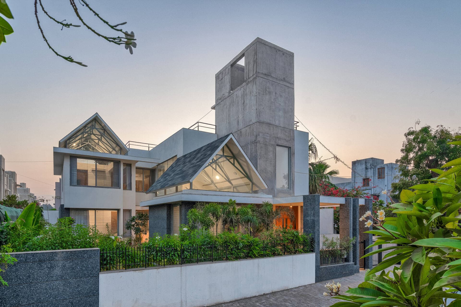 Gable House - Căn nhà được “bao bọc” bởi sân vườn, nơi thiên nhiên song hành cùng không gian sống