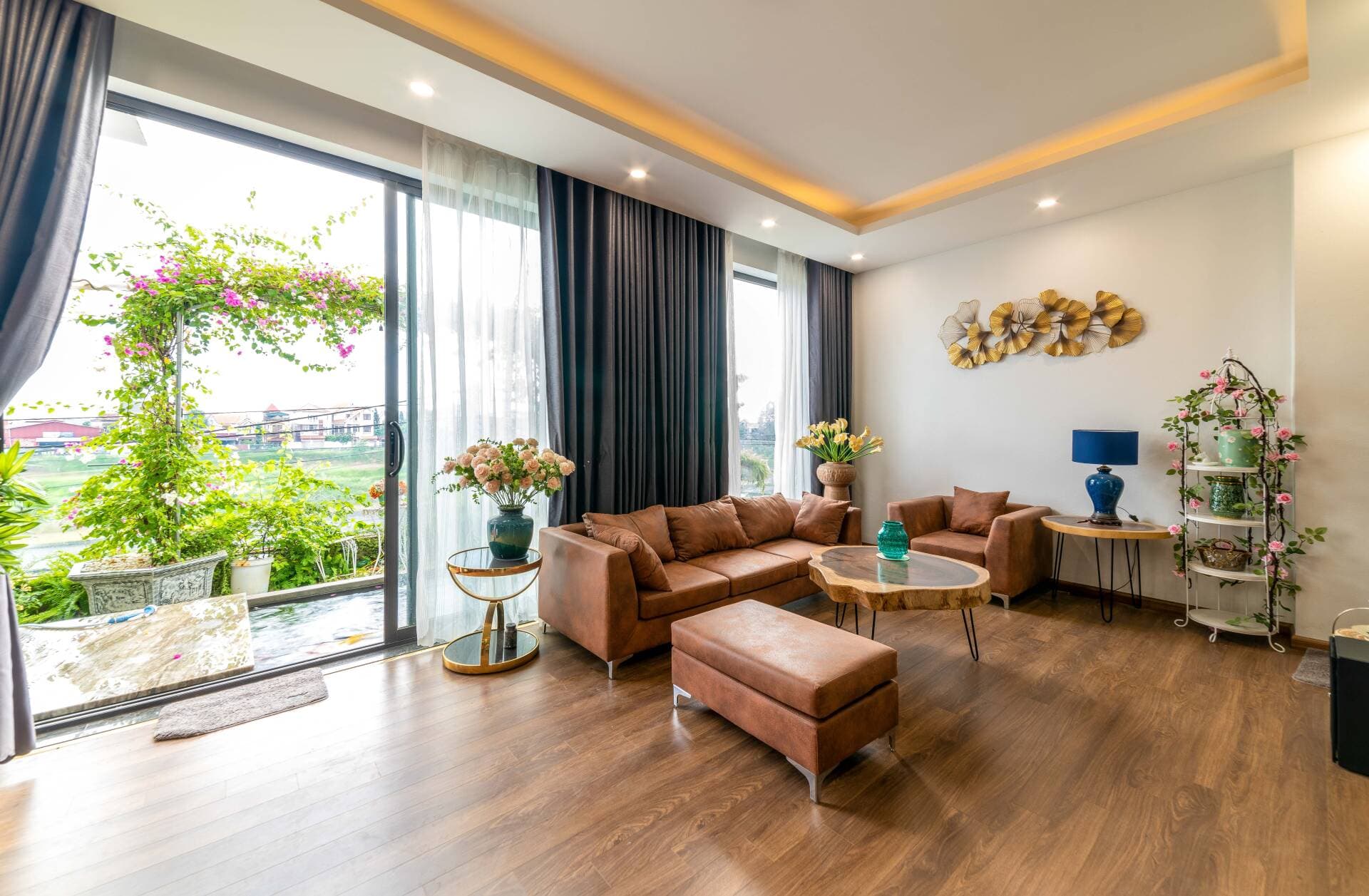 Nhà 5 tầng hướng Nam tại Bát Tràng, sở hữu ban công 27m2 với sân vườn và hồ cá Koi “đắt giá”