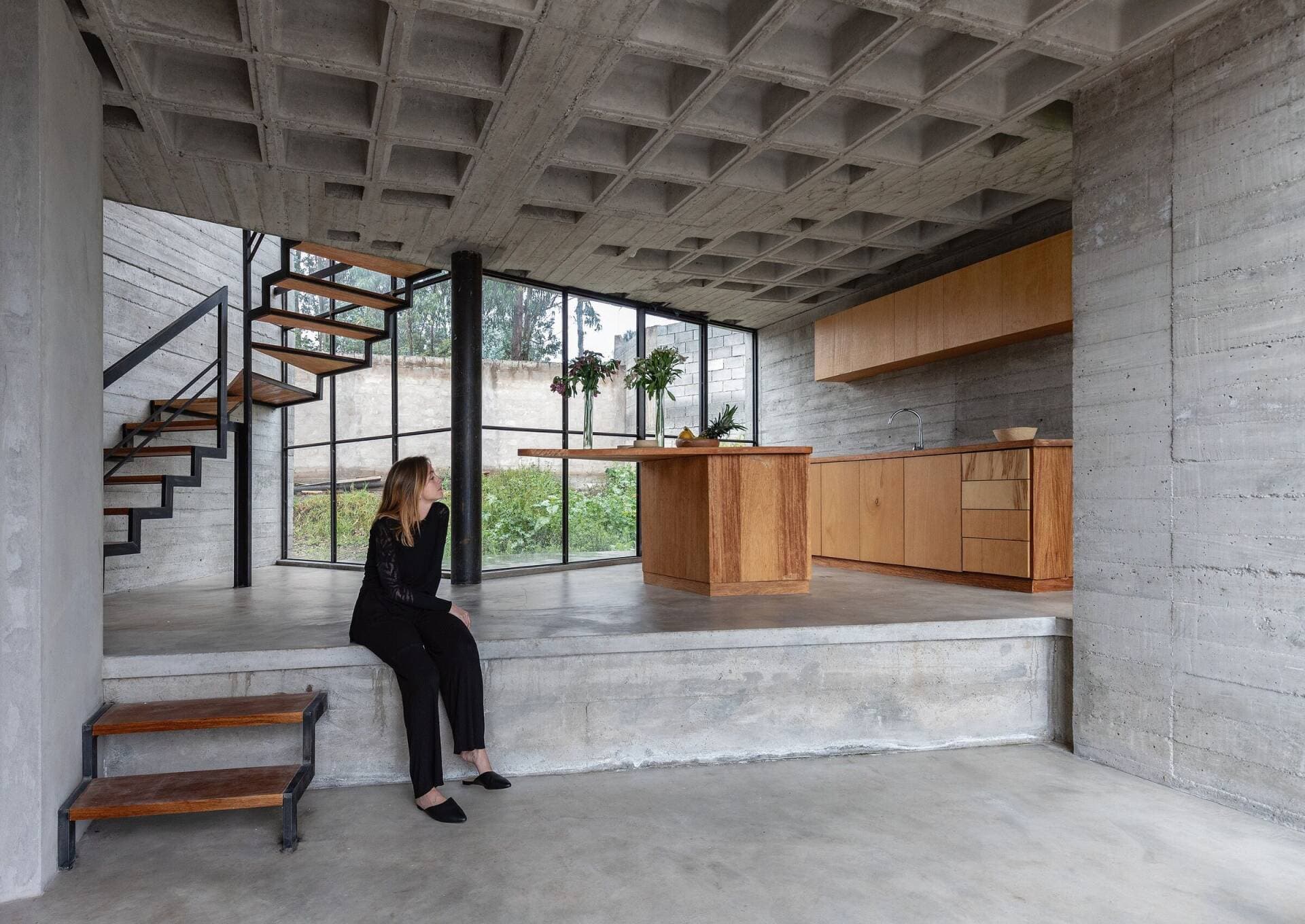 Muta House thiết kế lệch sàn để khắc phục nhược điểm đất dốc và tận dụng tối đa cảnh quan thiên nhiên