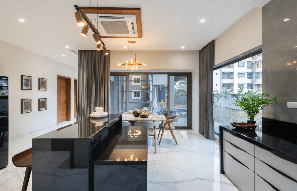 Nhà phố 2 mặt tiền thoáng đãng nhờ khoảng thông tầng trong và ngoài trời liền kề