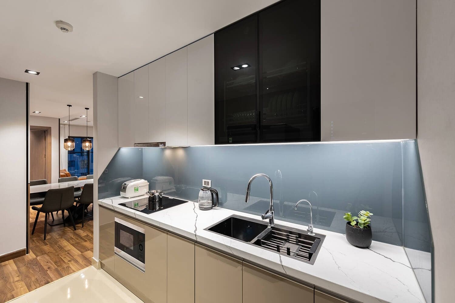 Gia chủ Việt băn khoăn nên dùng chậu rửa bát bằng inox hay đá thì tốt?