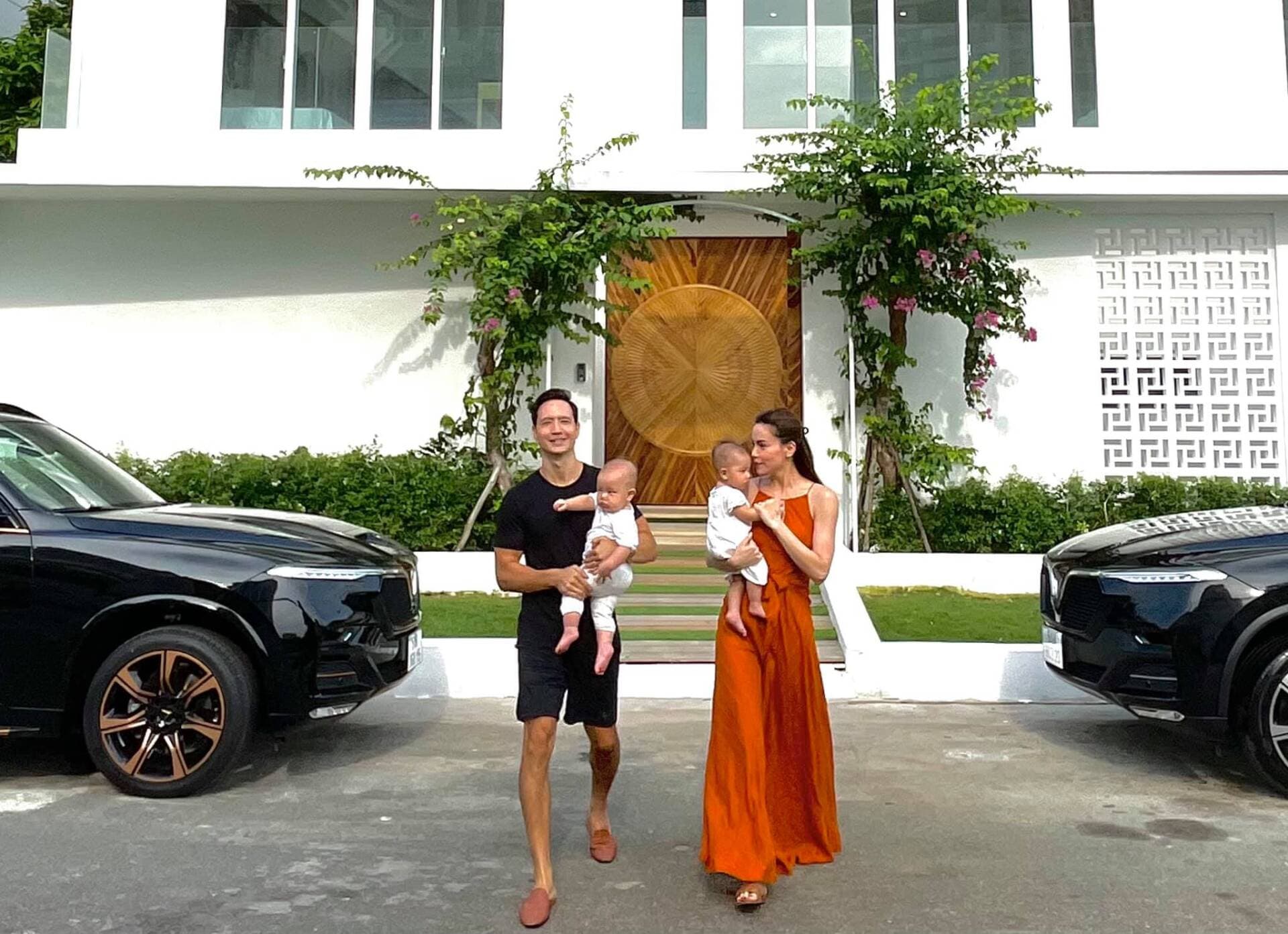 Chiêm ngưỡng biệt thự 30 tỷ đồng của vợ chồng Hà Hồ - Kim Lý cùng con cả Subeo và cặp sinh đôi Lisa, Leon kháu khỉnh