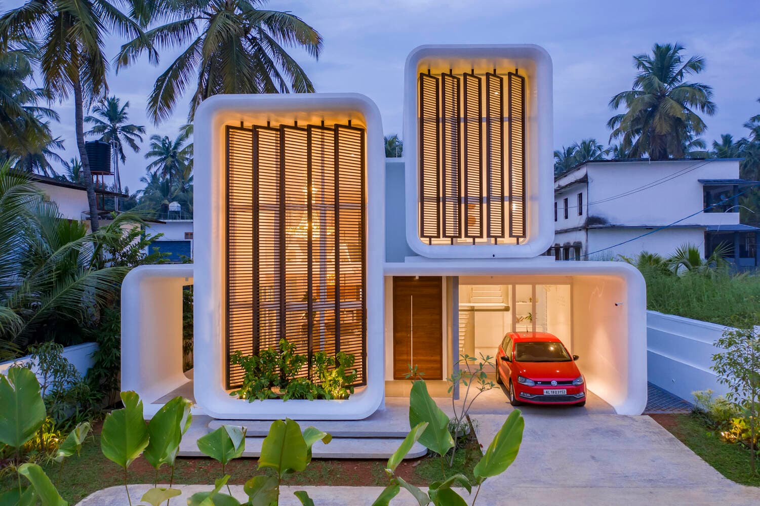 Nhà 2 tầng mang thiết kế hình khối lạ, ấn tượng nhất là hệ lam chắn đảo chiều ở mặt tiền để chỉnh nắng gió